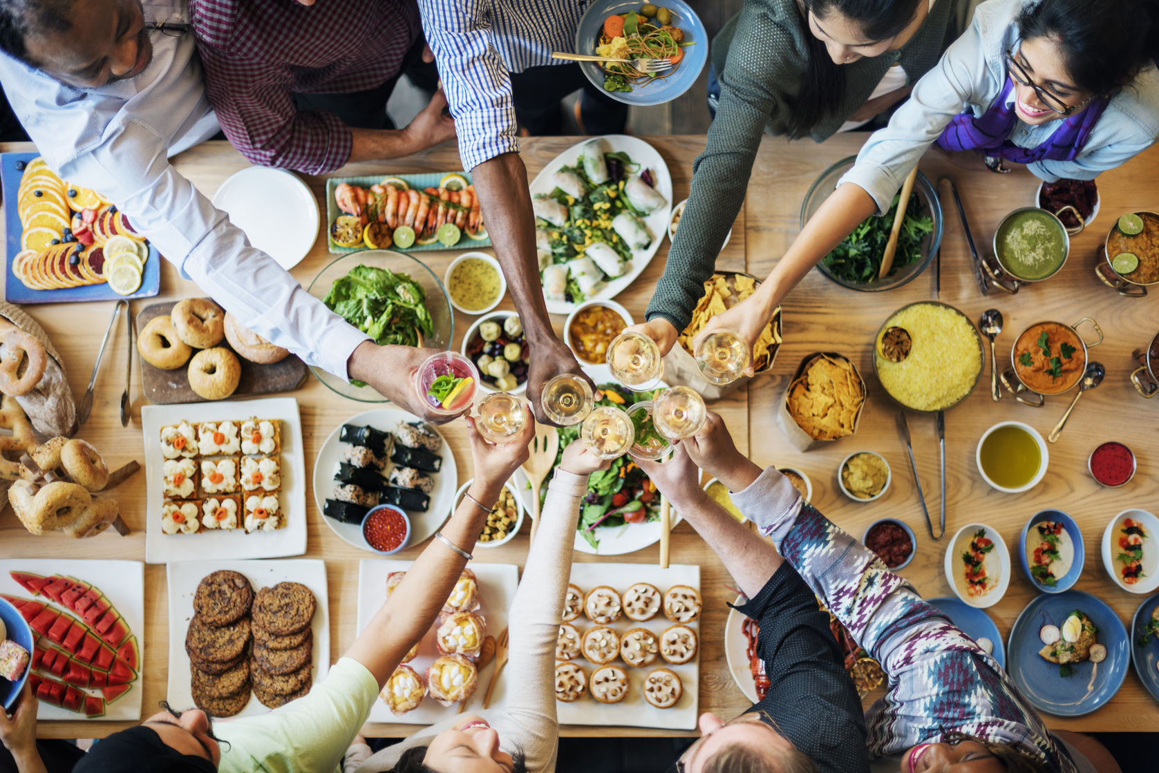 Gemeinsames Essen aus dem Catering